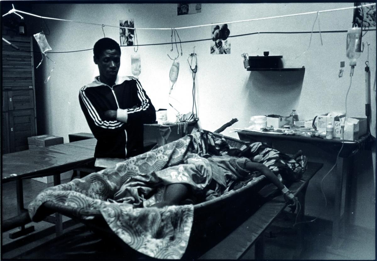 Un patient et son frère à l’hôpital MSF-CICR de Kigali. Malgré des discussions intenses avec les équipes de MSF, le colonel en charge de la zone n'a pas toléré la présence de cet accompagnant dans l'hôpital. Obligé de quitter les lieux, il se fait tuer 100 mètres plus loin. Avril 1994. Rwanda.
 © Xavier Lassalle/MSF