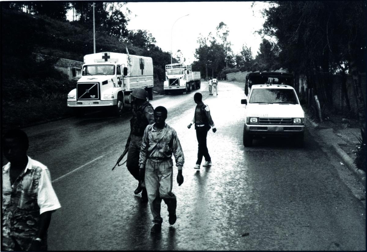 Départ vers l’aéroport de Kigali de la première équipe évacuée après trois semaines de mission sur place.&nbsp;Avril 1994. Rwanda.
 © Xavier Lassalle/MSF