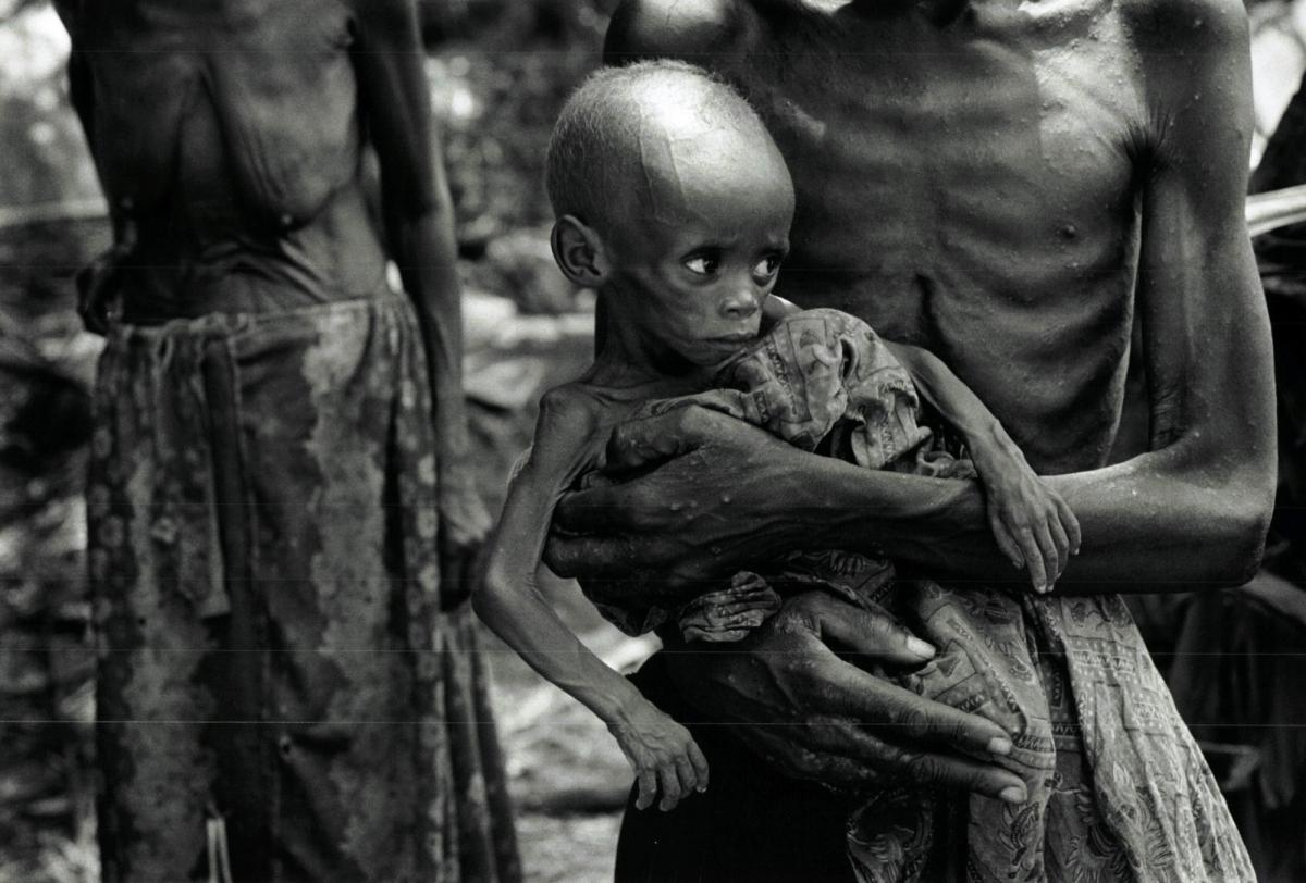 Des réfugiés rwandais hutus le long de la voie de chemin de fer qui relie Ubundu à Kisangani. Zaïre. 1997.
© Sebastiao Salgado