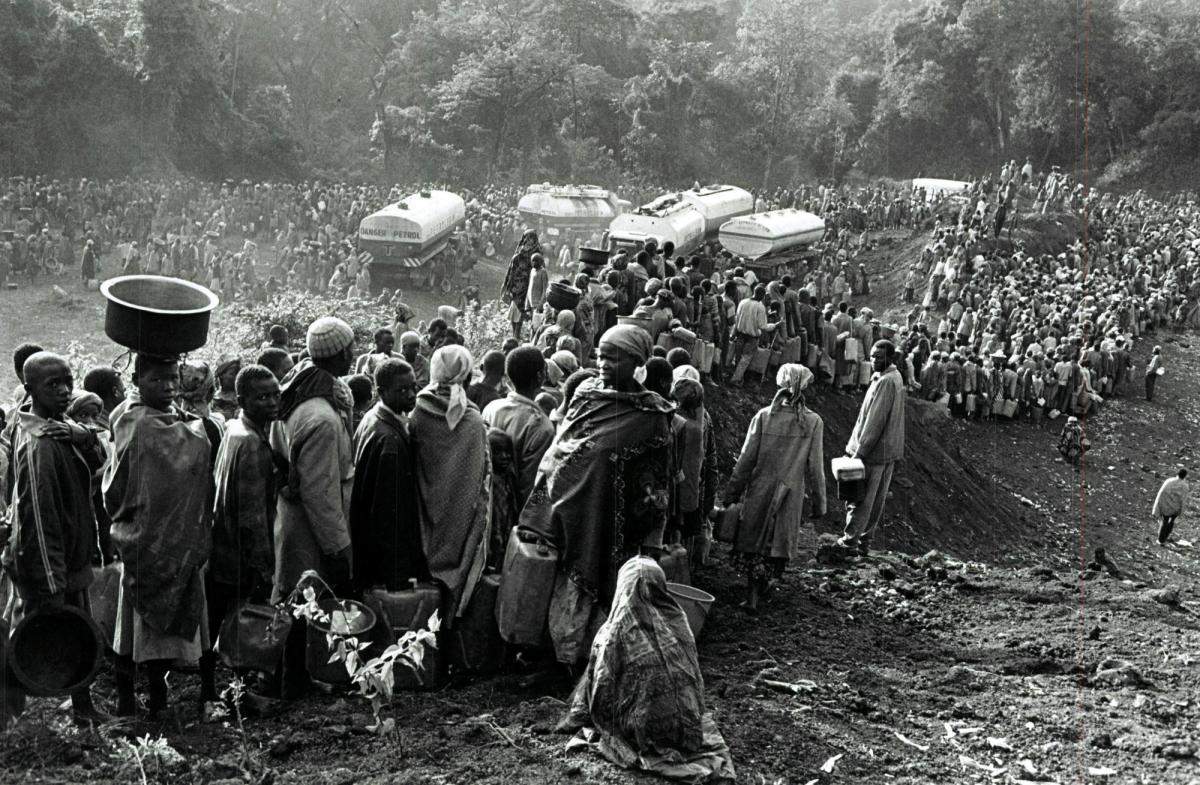 Réfugiés rwandais hutus dans les camps de Goma. 1994. Zaïre.
 © Sebastiao Salgado