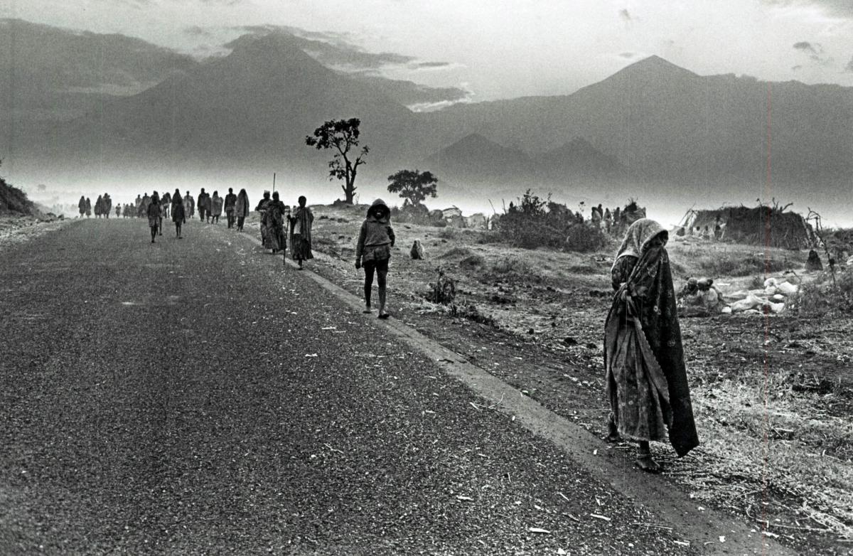 En juillet 1994, entre 600 000 et 1 000 000 réfugiés rwandais arrivent dans et autour des villes de Goma et Bukavu, dans les régions du Nord et du Sud-Kivu au Zaïre.
© Sebastiao Salgado