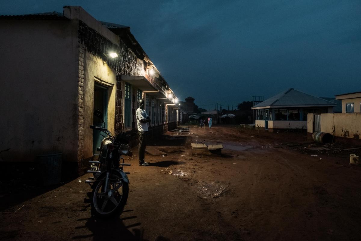 Vue de nuit d'un bâtiment du ministère de la Santé au sein de l'hôpital d'Aweil, dans lequel les équipes de Médecins Sans Frontières travaillent. 2017. Soudan du Sud.
 © Peter Bauza