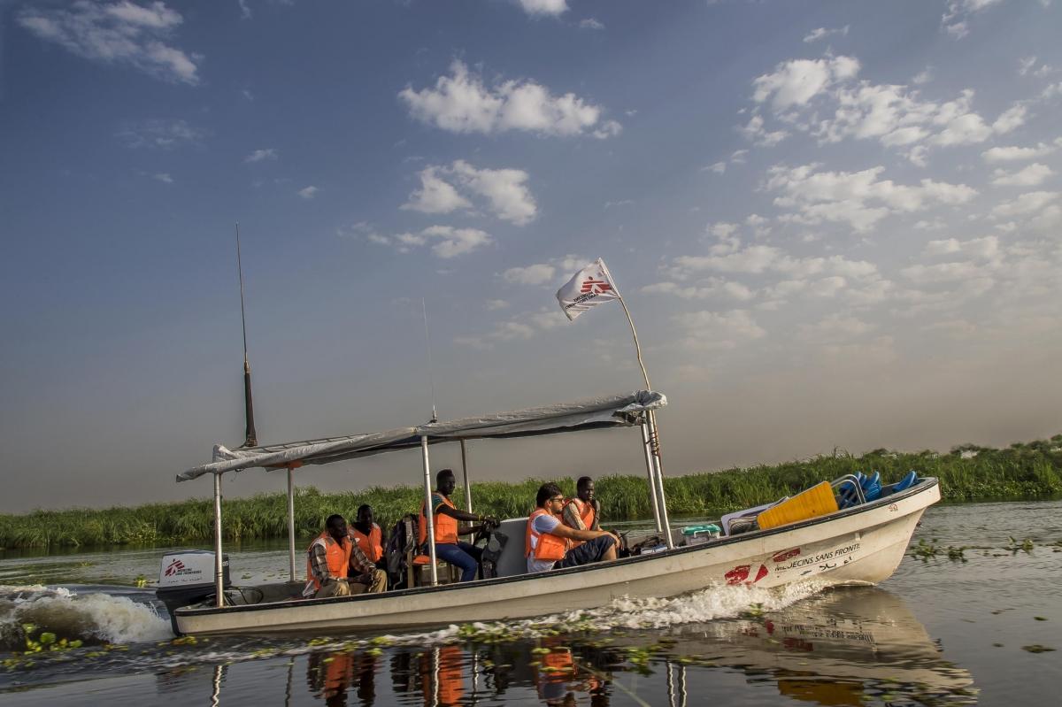 Une équipe de clinique mobile de MSF descend la&nbsp;rivière Phow (ou Bahr El Zaraf, girafe en arabe), un affluent du Nil Blanc, dans l'État de Jonglei, à 100 km au sud de la ville de Malakal. Pas de routes pour accéder aux patients. Seulement le bateau. Le voyage durera deux heures, jusqu’au village de Diehl. 2017. Soudan du Sud.&nbsp;
 © Frederic NOY/COSMOS