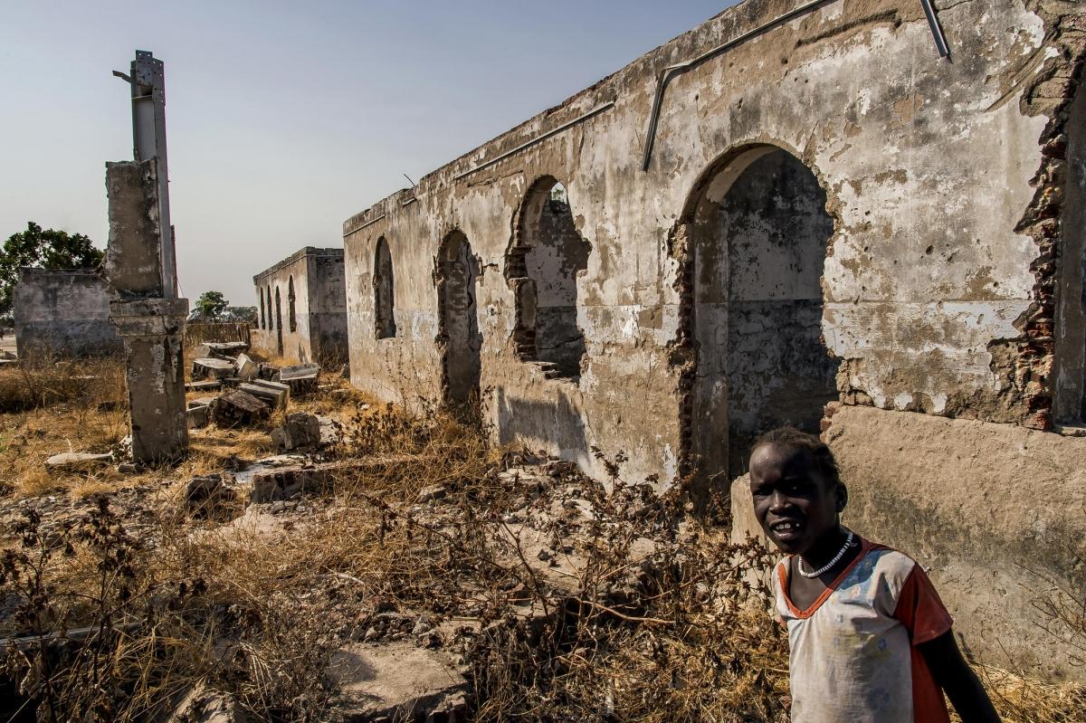 Les ruines du palais du Gouverneur à New Fangak. La ville, qui s'appelle aussi Phom El Zeraf, est située dans le nord de l'État de Jonglei, accessible en bateau depuis Malakal, la capitale de l'Etat du Haut-Nil. 2017. Soudan du Sud.&nbsp;
 © Frédéric NOY / COSMOS