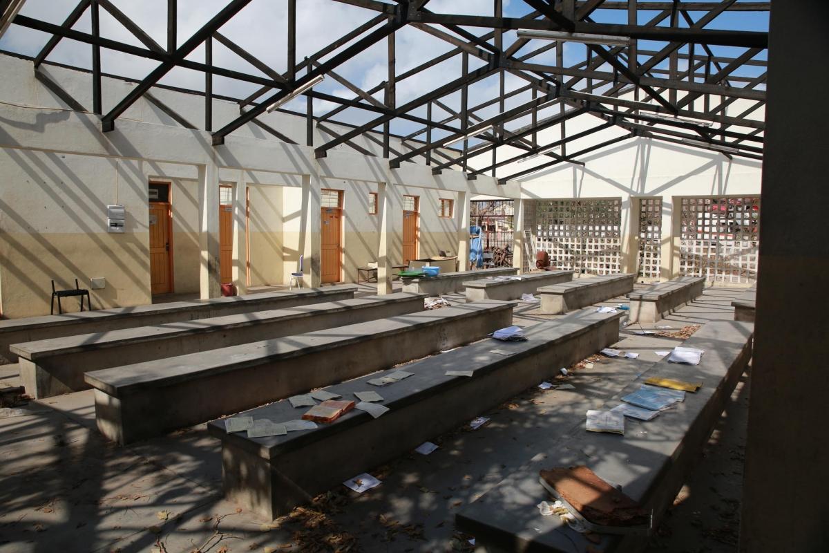 Un centre de santé en ruine dans un des quartiers de Beira. 2019. Mozambique.
 © Mohammad Ghannam/MSF