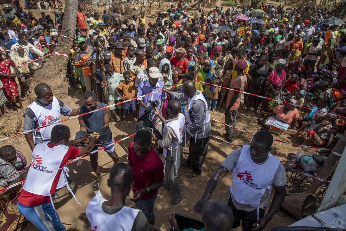 Une distribution de kits d'hygiène dans la ville de Buzi. 2019. Mozambique.&nbsp;
 © MSF/Pablo Garrigos