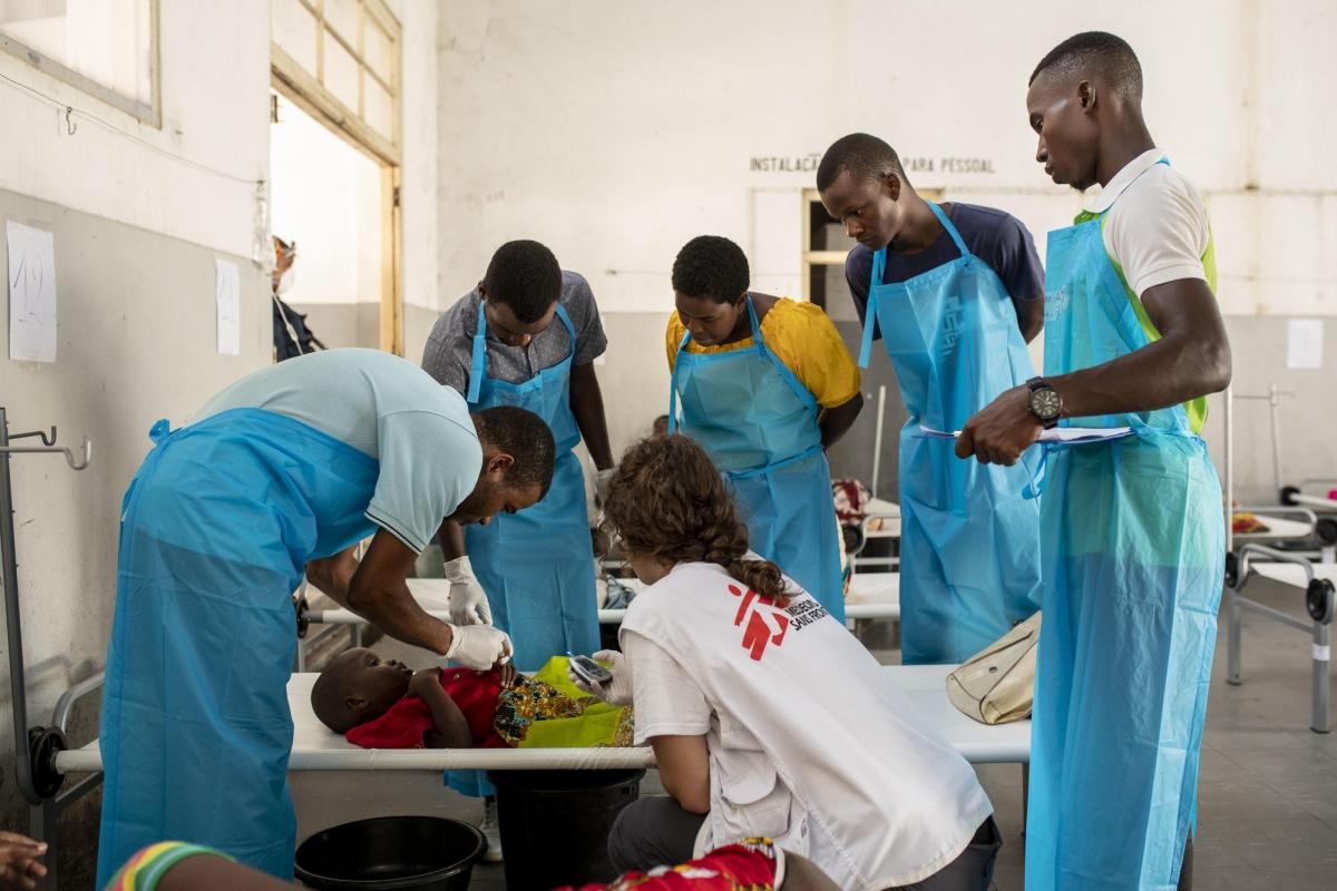Un médecin MSF évalue l'état de santé d'un enfant affecté par le choléra dans un centre de traitement. 2019 Mozambique.&nbsp;
 © Pablo Garrigos/MSF