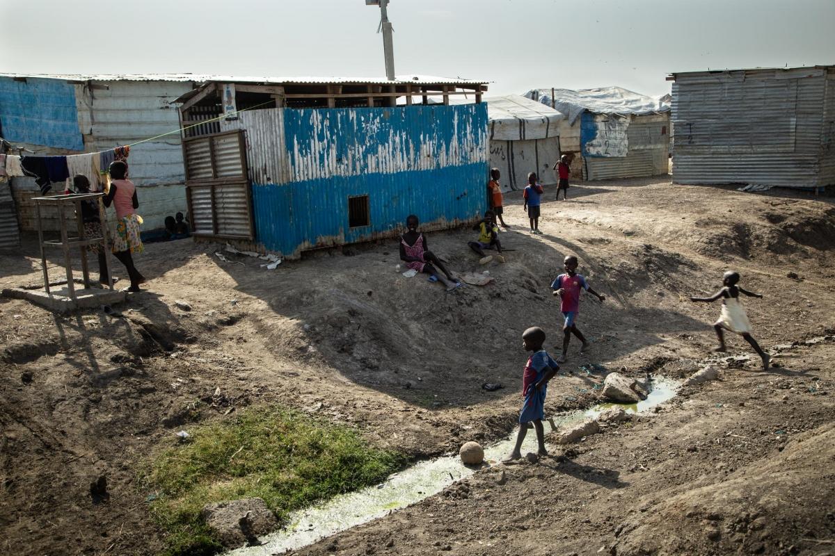 Des enfants jouent sur le site de protection des civils de la ville de Malakal. 2019. Soudan du Sud.&nbsp;
 © Igor G. Barbero / MSF/MSF