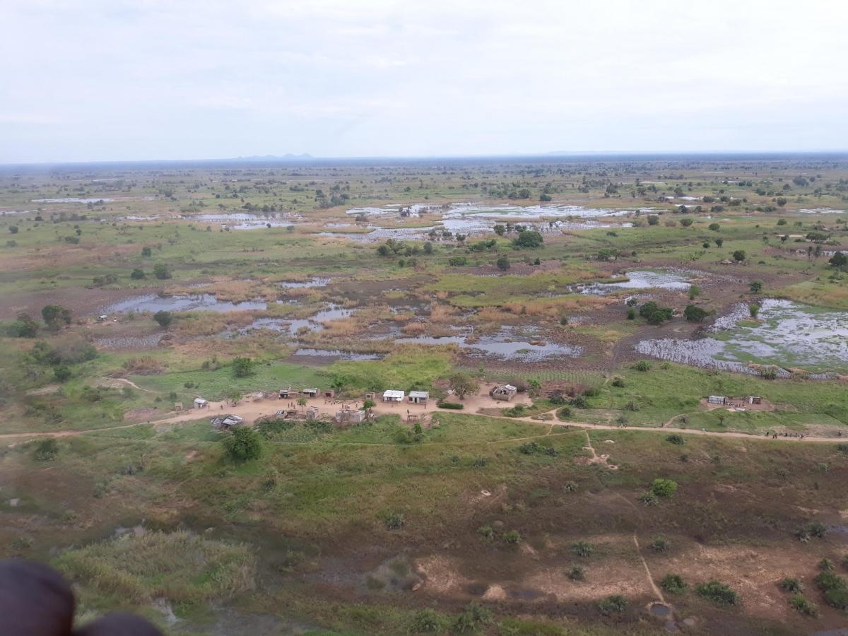 Une équipe&nbsp;MSF survole&nbsp;Nhampoca&nbsp;afin d'évaluer les besoins des villages encore isolés.
 © Ana Nery/MSF