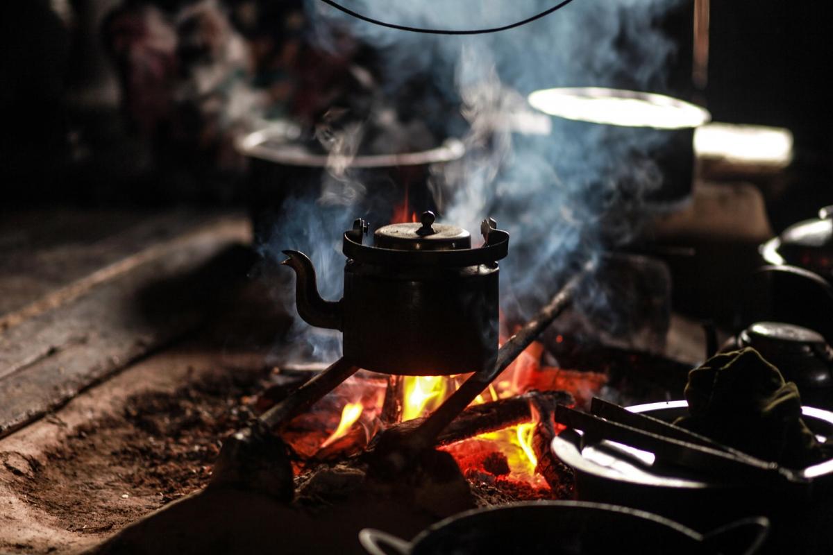 Une bouilloire chauffe dans une maison du village de Hay Khun. 2019. Myanmar.&nbsp;
 © MSF/Scott Hamilton