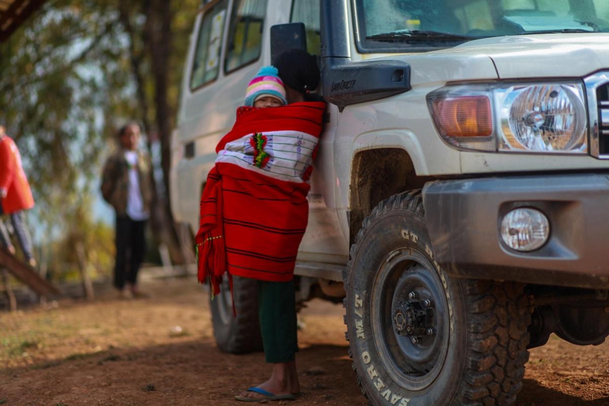 Des patients attendent une consultation lors d'une clinique mobile MSF. 2019. Myanmar.
 © MSF/Scott Hamilton