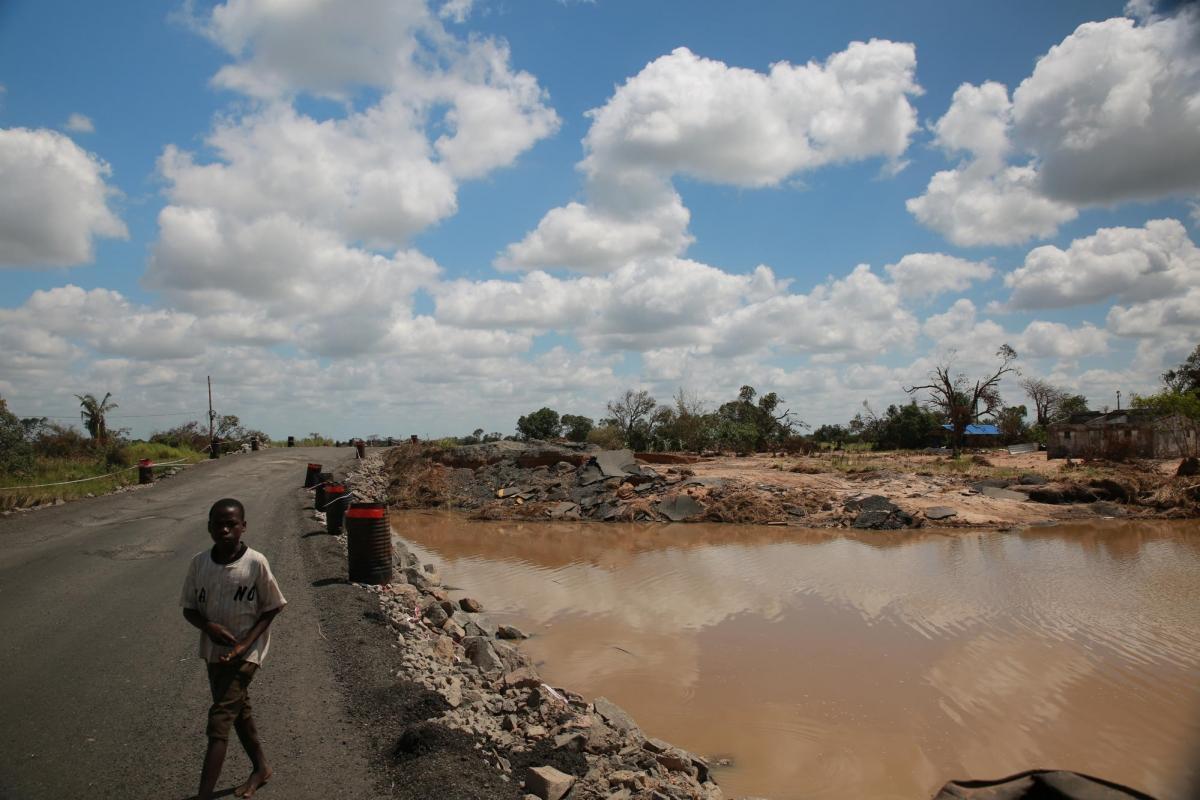 Un enfant passe sur une route détruite entre Nhamatanda et&nbsp;Tica. Mozambique. 2019.
 © Mohammad Ghannam/MSF