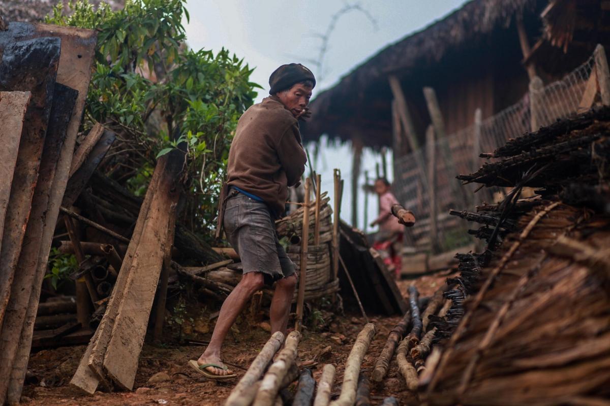 Dans le village de Hay Khun, des Nagas construisent une maison. 2019. Myanmar.
 © MSF/Scott Hamilton