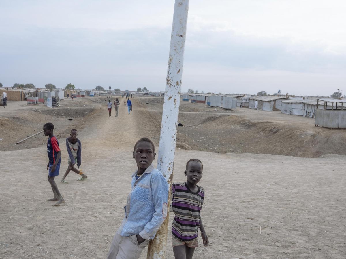 Des enfants jouent dans le site de protection des civils de Bentiu. 2018. Soudan du Sud.&nbsp;
 © Emin Ozmen/Magnum Photos