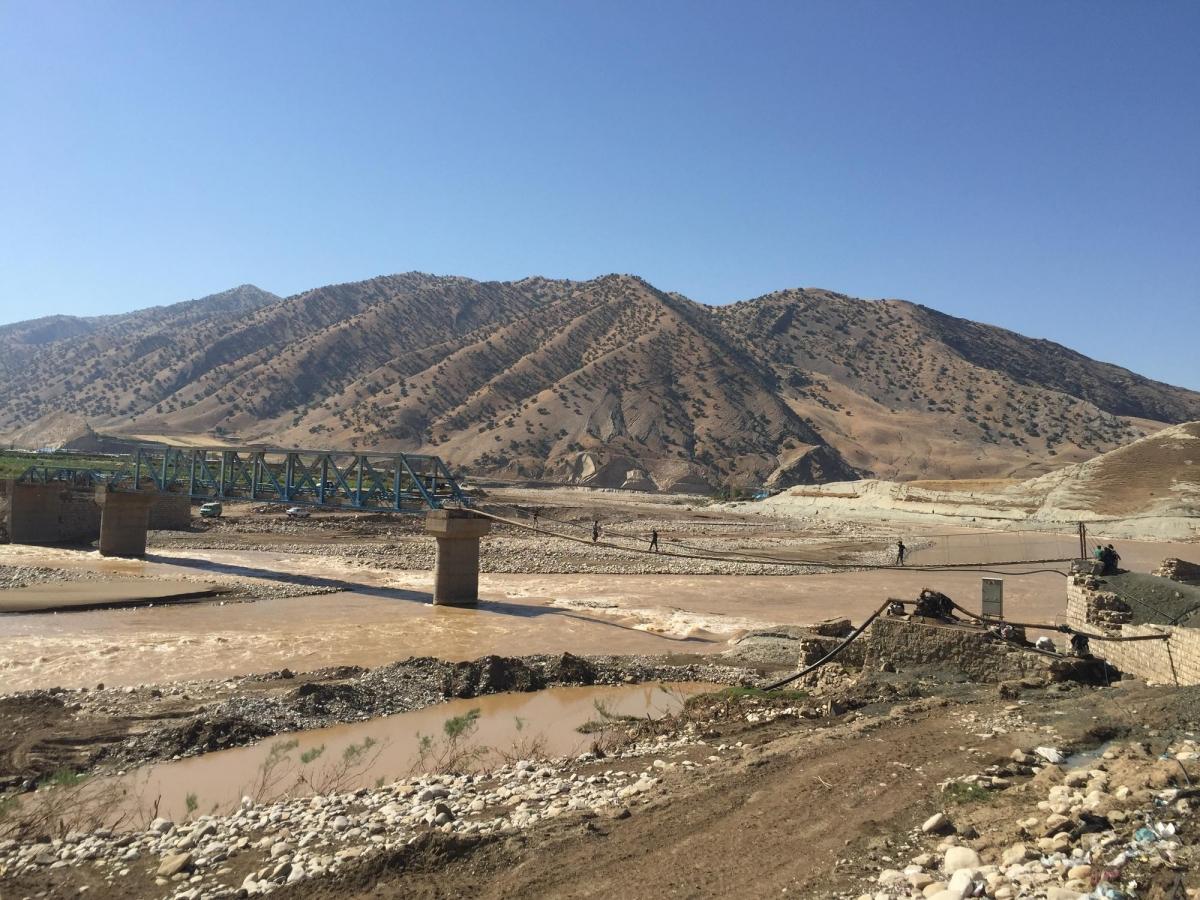 Le pont de&nbsp;Kyan Abad qui traverse la rivière Kashkan a été endommagé par les inondations. 2019. Iran.&nbsp;
 © Sacha Petiot-Smigieski/MSF