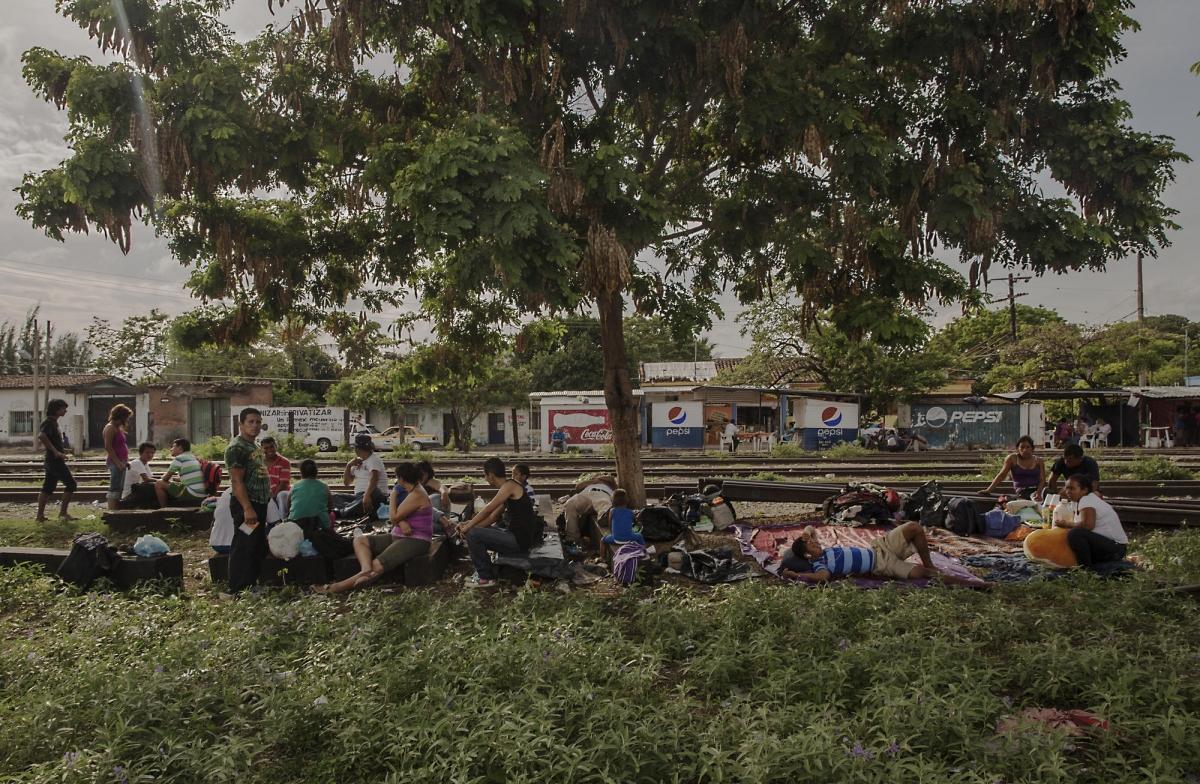 Des migrants attendent dans la ville de Nuevo Laredo, au nord du Mexique, située à proximité de la frontière avec les Etats-Unis.
 © Anna Surinyach/MSF