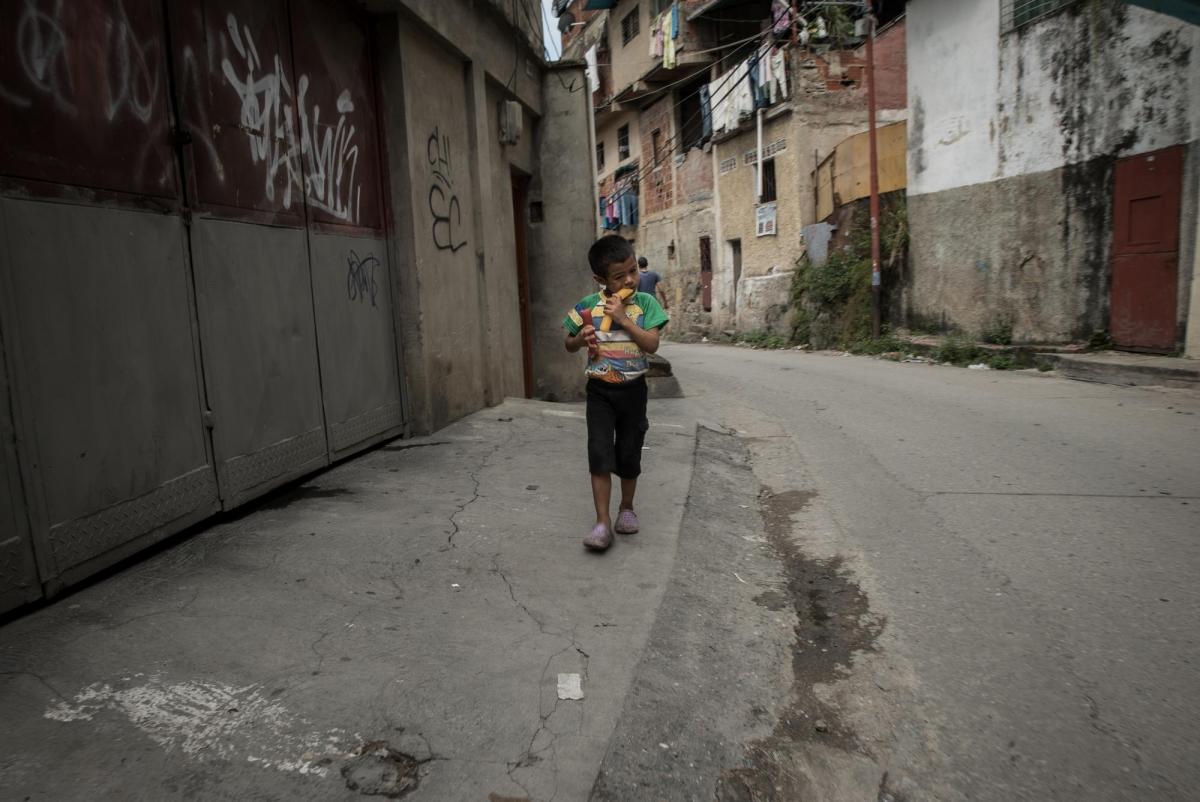 Un garçon marche dans les rues du district&nbsp;Petare, dans la ville de Caracas.
 © Marta Soszynska/MSF