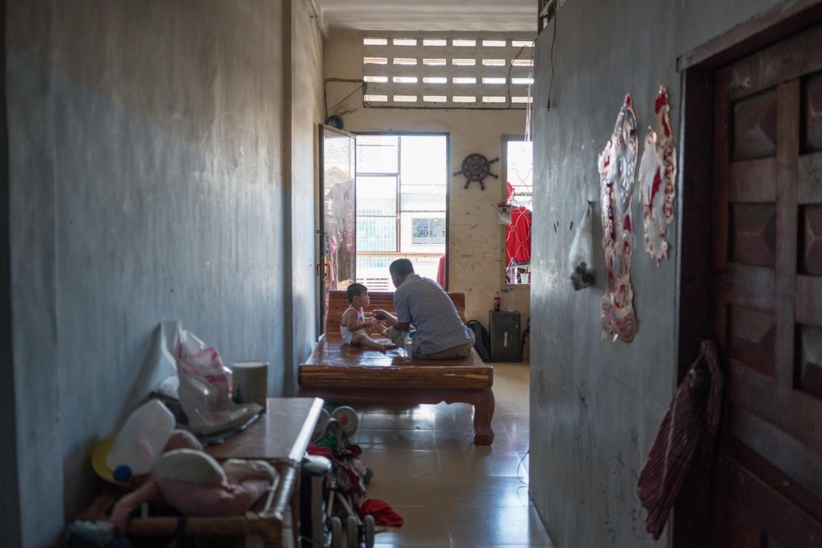 Père de trois enfants, Din Savorn, 50 ans, vit à Phnom Penh, au Cambodge. Son infection par le VHC a été diagnostiquée en 1999.&nbsp;
 © Todd Brown