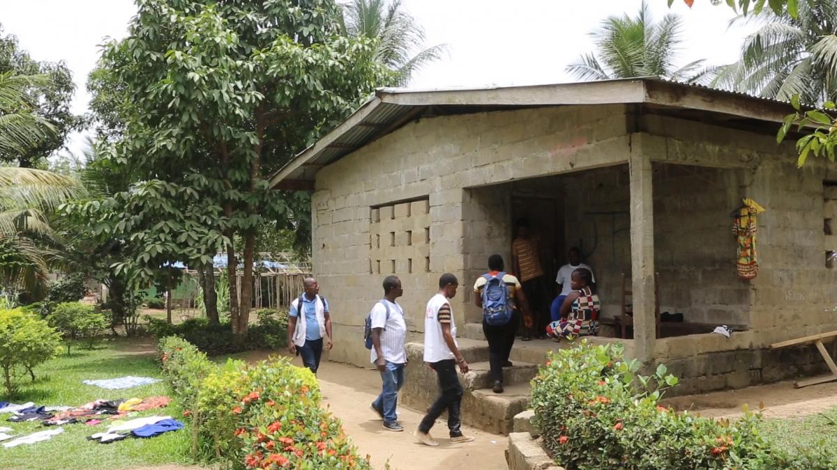 Dans le cadre du programme de santé mentale de MSF au Libéria, des agents de proximité identifient les patients qui ont besoin d'un traitement pour des troubles de santé mentale.
 © MSF