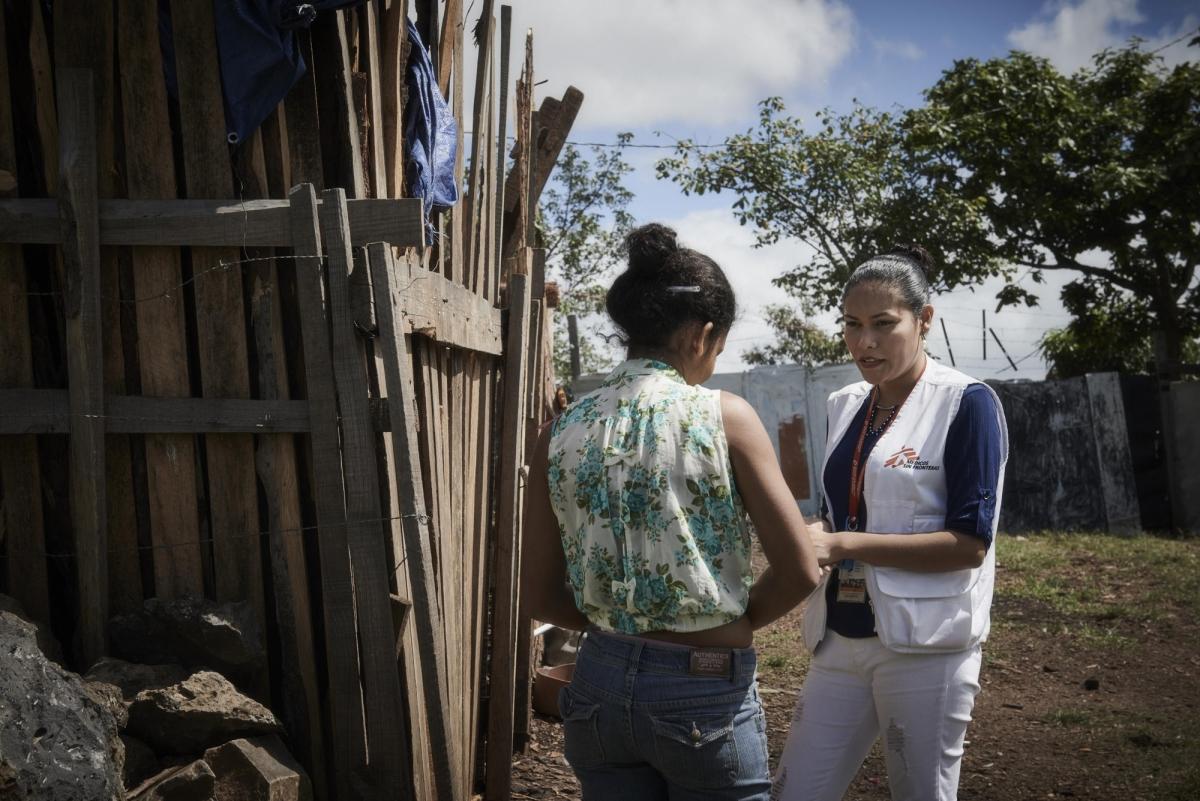 Discussion entre un staff MSF et une personne témoin de violences à Tegucigalpa.
© MSF/Christina Simons