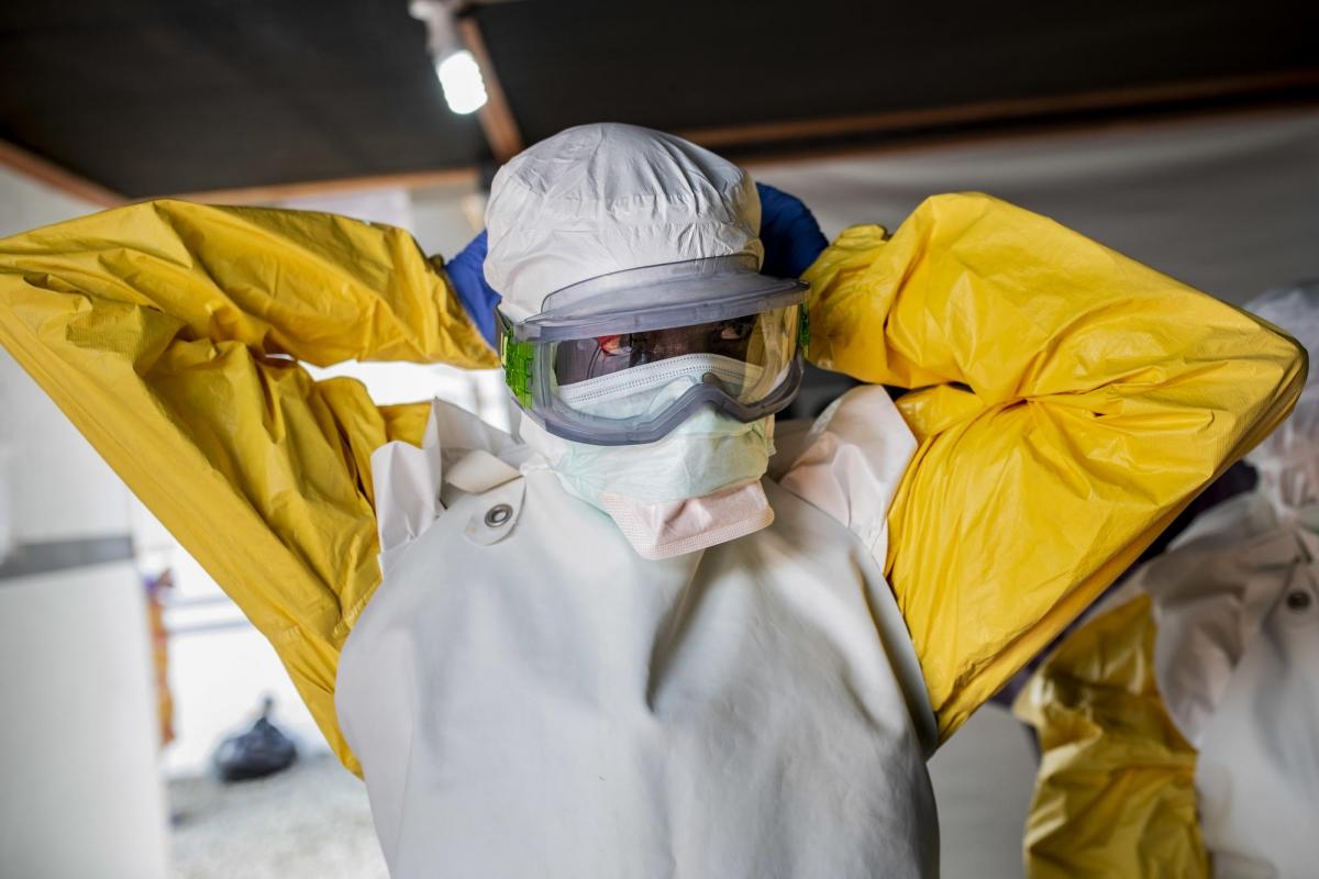 Centre de transit Ebola de Bunia, province d'Ituri, République démocratique du Congo. Un membre du personnel médical revêt sa&nbsp; combinaison protectrice pour entrer dans la zone à haut risque du centre de transit Ebola à Bunia.
 © Pablo Garrigos/MSF