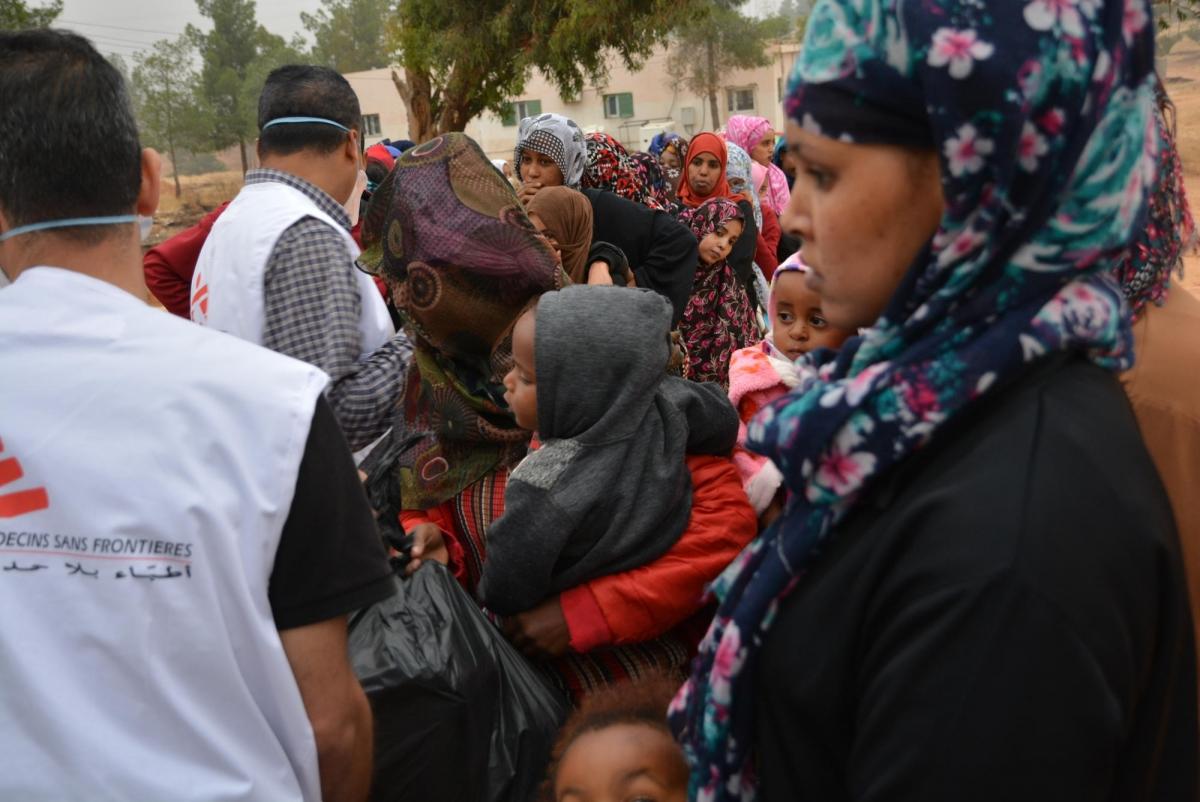 Distribution alimentaire,&nbsp;centre de détention de Zintan, Libye, juin 2019.
 © Jérôme Tubiana/MSF