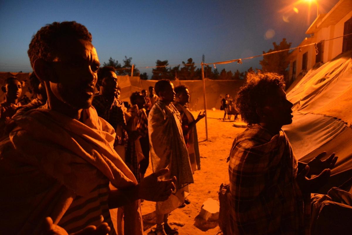 Des réfugiés en train de prier devant l'église érythréenne du centre de détention de Zintan, Libye, juin 2019.
 © Jérôme Tubiana/MSF
