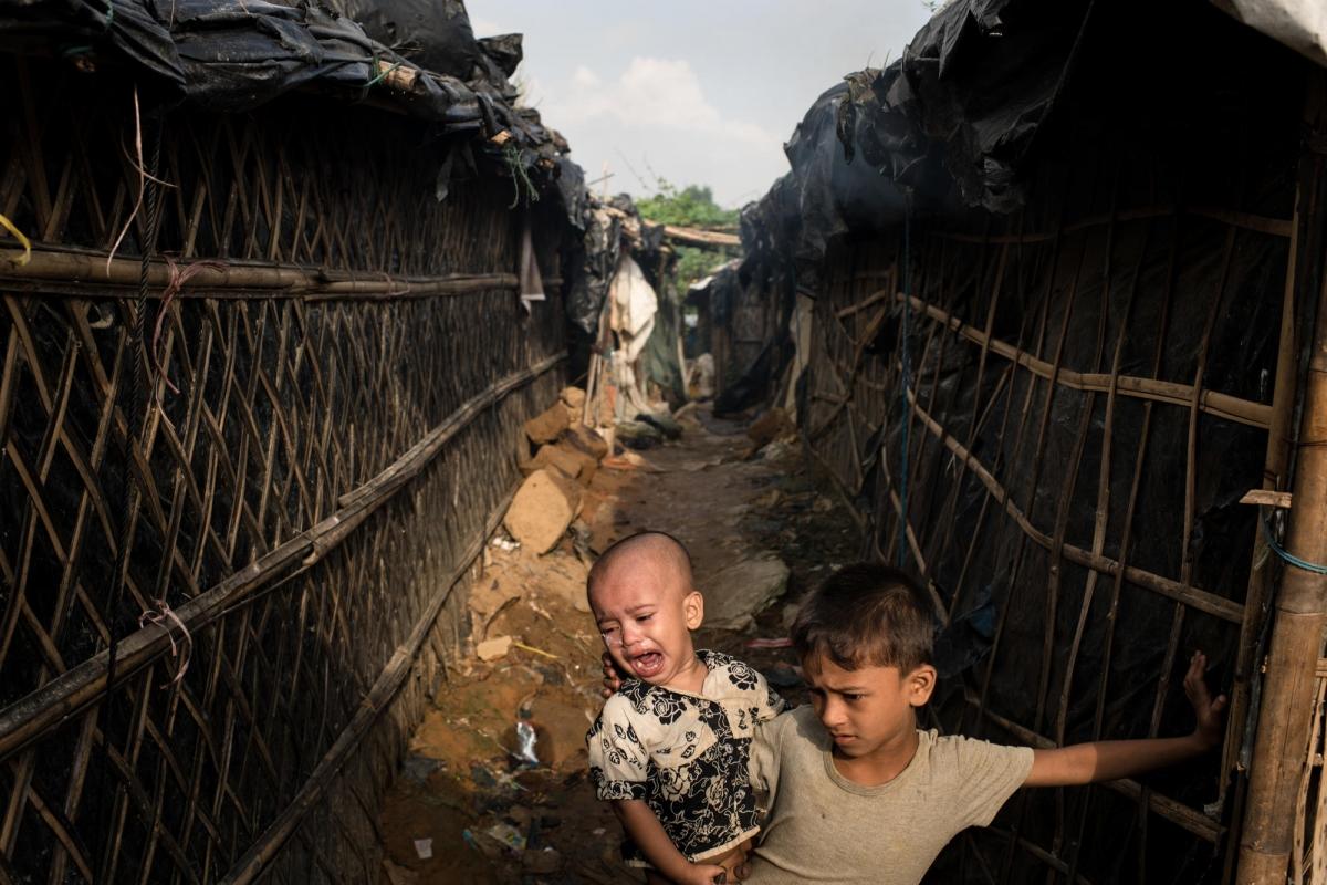 Des enfants jouent dans le camp de&nbsp;Kutupalong, dans le district de&nbsp;Cox’s Bazar, au Bangladesh.
 © Robin Hammond/NOOR