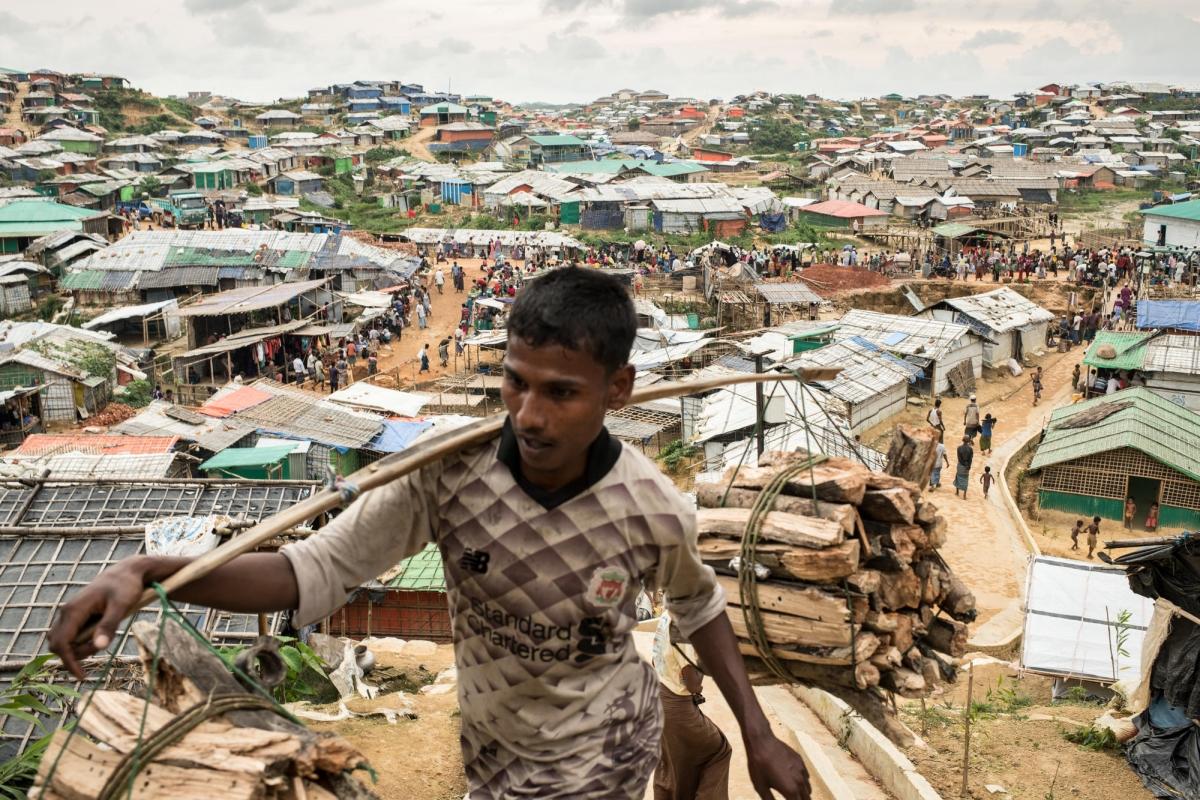 Un homme transporte du bois dans l'un des camps de réfugiés du district de Cox’s Bazar, au Bangladesh.
© Robin Hammond/NOOR