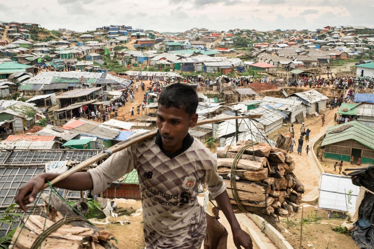 Un homme transporte du bois dans l'un des camps de réfugiés du district de&nbsp;Cox’s Bazar, au Bangladesh.
 © Robin Hammond/NOOR