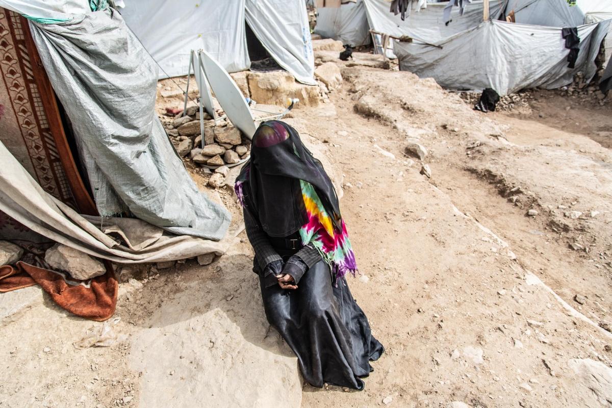 Portrait de Fatima, devant sa tente dans&nbsp;le camp de Dahadh, avril 2019.&nbsp;
 © Agnes Varraine-Leca/MSF