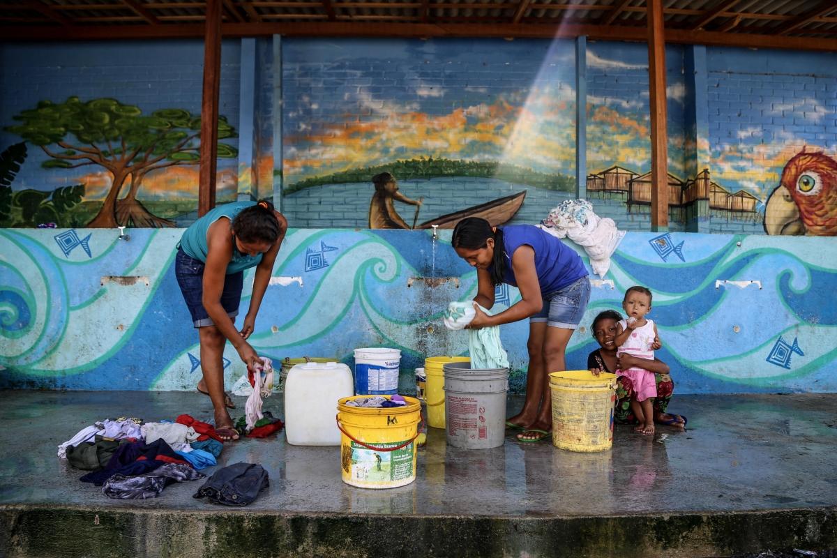 Des femmes lavent leur linge dans le centre de Pintolandia, Boa Vista.&nbsp;
 © Victoria Servilhano/MSF