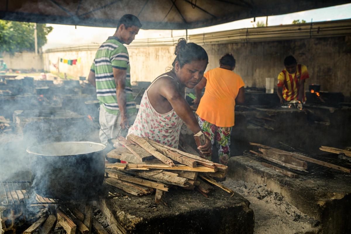 Des résidents du centre de Pintolandia, à&nbsp;Boa Vista, cuisinent dans un espace collectif.&nbsp;
 © Victoria Servilhano/MSF