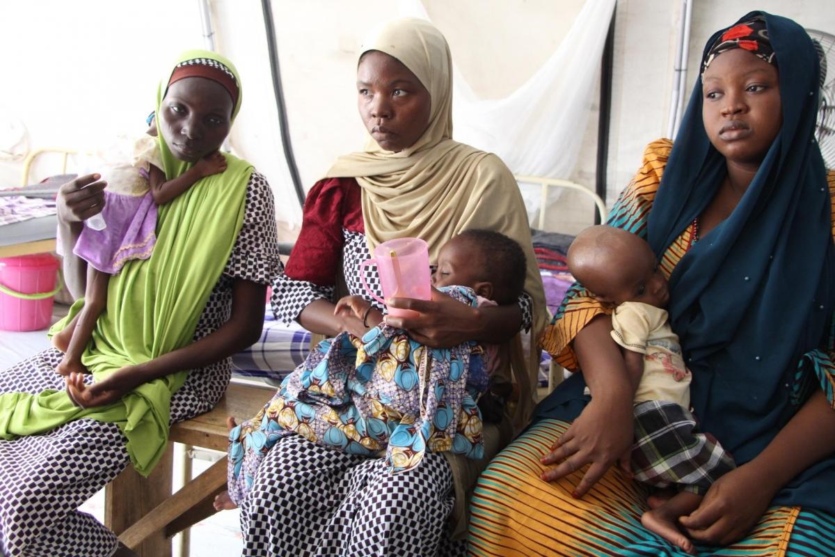 Des femmes et leurs enfants dans le centre nutritionnel thérapeutique MSF de Maiduguri. 2019. Nigeria.
 © Yuna Cho/MSF