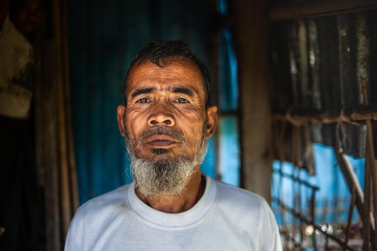 Portrait de Suleiman, à&nbsp;l'entrée de sa maison dans le village de Nget Chaung au Myanmar.&nbsp;
 © Scott Hamilton/MSF