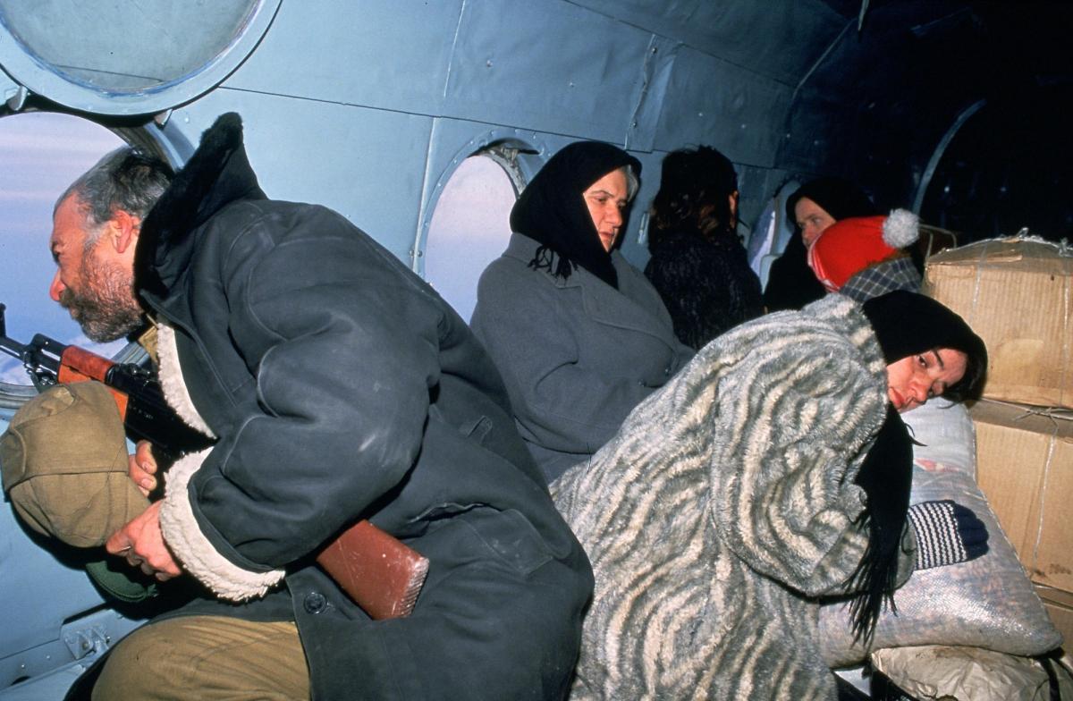 Arménie, Nagornyï-Karabagh, 1992. Personnes fuyant les combats par hélicoptère
 © Roger Job