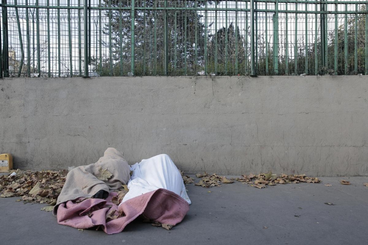 Des réfugiés dorment sur un trottoir à la Porte de la Chapelle.&nbsp;
 © Antoine Kremer/MSF
