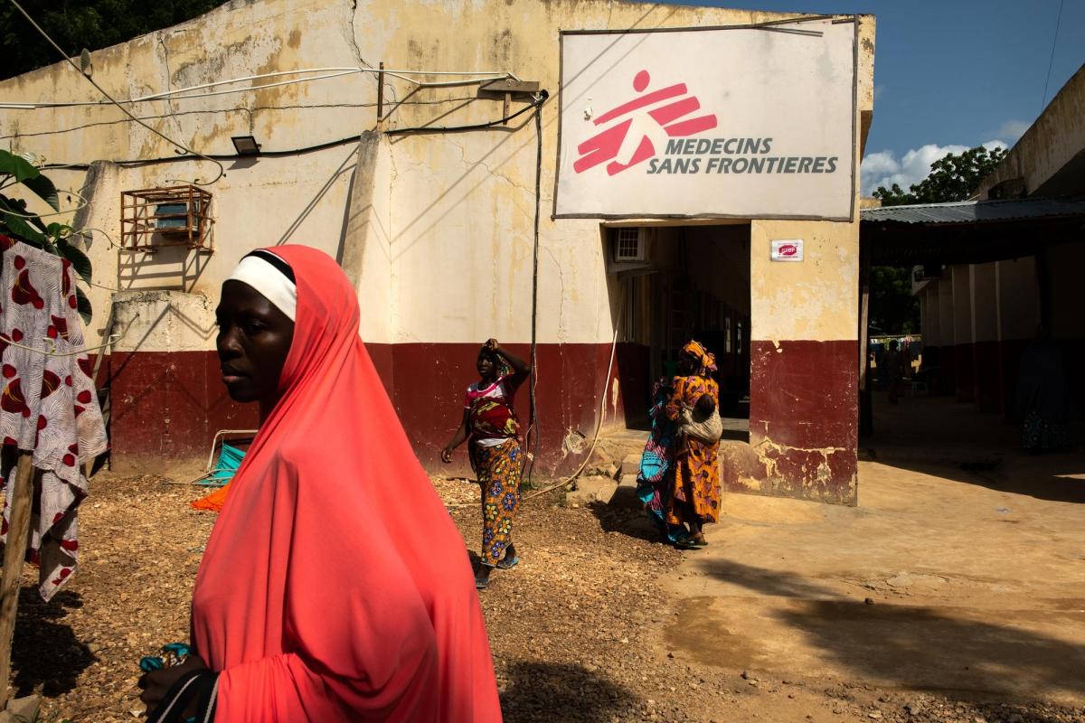 Entrée de l'hôpital d'Anka dans lequel MSF gère une section pédiatrique de 135 lits. Nigeria. 2019.
© Benedicte Kurzen/NOOR