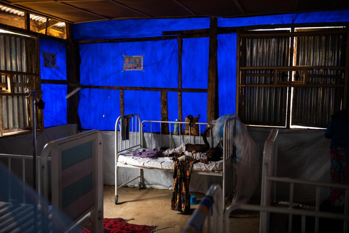 Un enfant se repose dans le service pédiatrique de l'hôpital général d'Anka, géré par MSF. Nigeria. 2019.&nbsp;
 © Benedicte Kurzen/NOOR