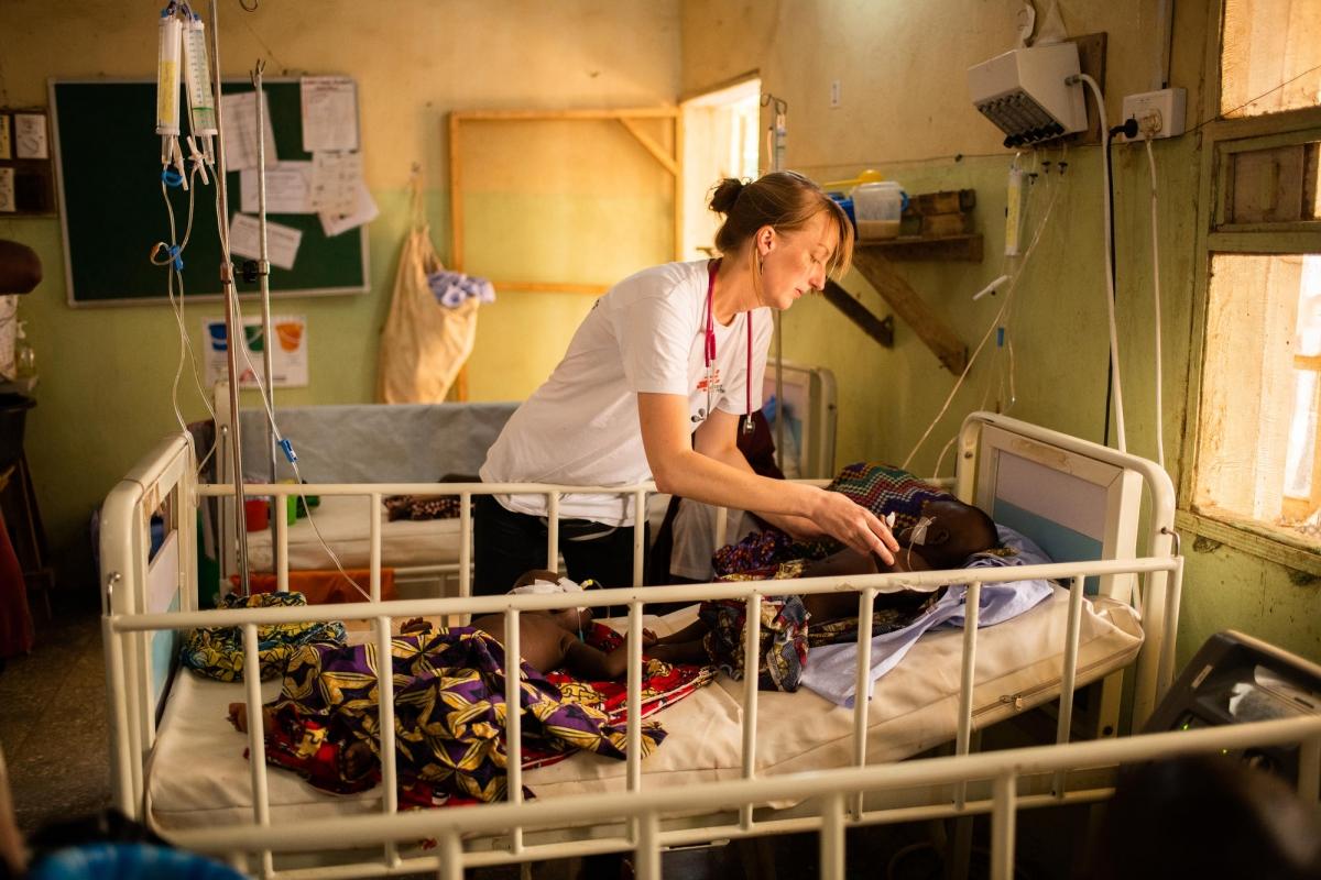 Le Dr.Valerie Weiss en consultation avec un enfant atteint de méningite dans service pédiatrique de l'hôpital général d'Anka. Nigeria. 2019.&nbsp;
 © Benedicte Kurzen/NOOR