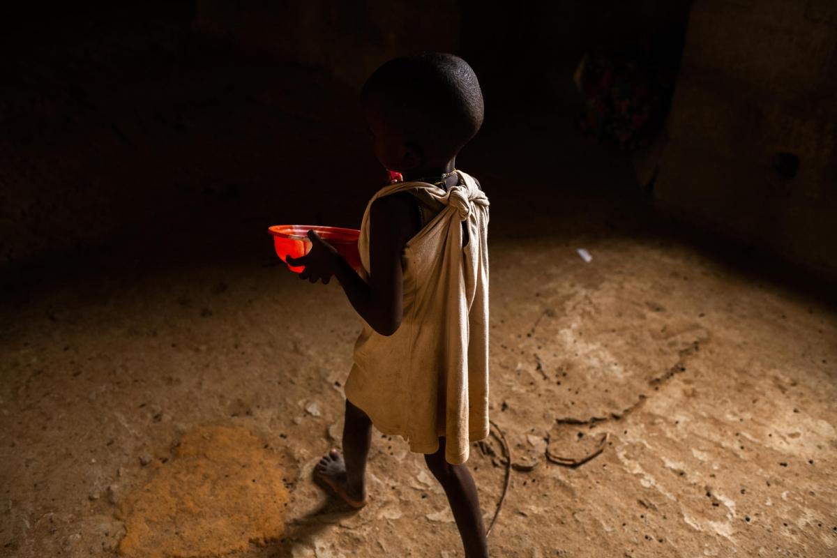 Cette fillette vit avec sa famille dans un immeuble abandonné d'Anka. Ils ont fui leur village après une attaque. Nigeria. 2019.&nbsp;
 © Benedicte Kurzen/NOOR