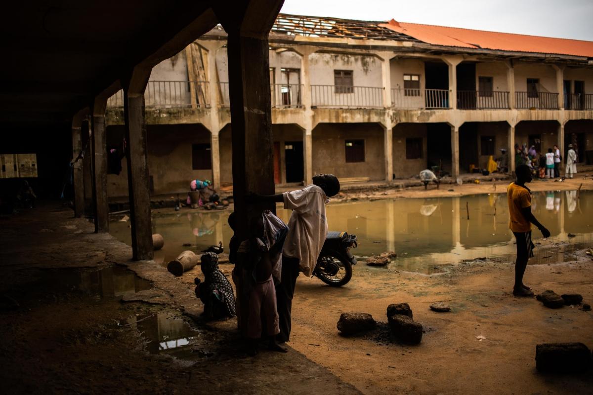 Près de 7 000 personnes ont trouvé refuge à Anka&nbsp;dans des immeubles abandonnés comme celui-ci. Nigeria. 2019.&nbsp;
 © Benedicte Kurzen/NOOR