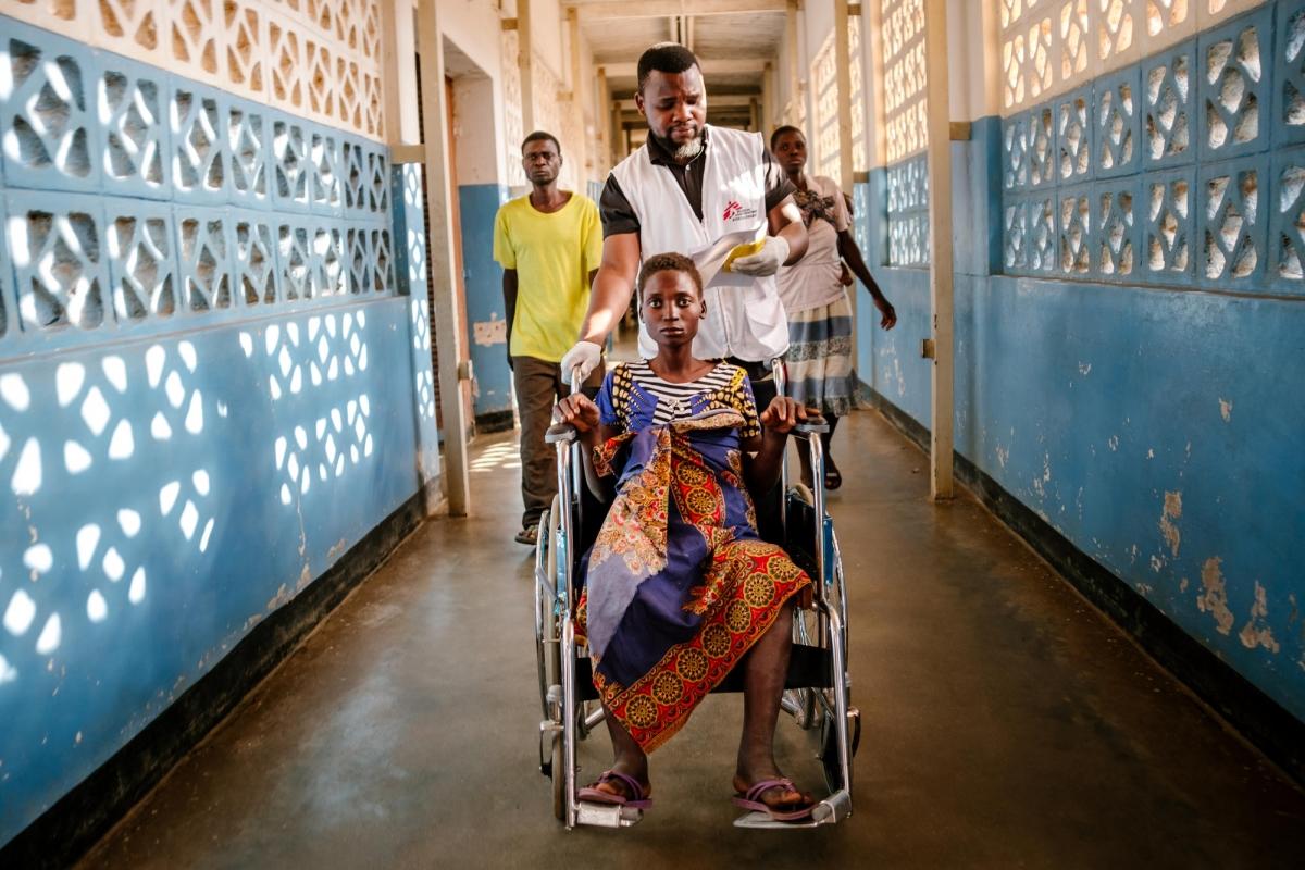 À 20 ans, Lita est séropositive et a été contrainte de suspendre son traitement pendant 2 mois. De retour à l’hôpital du district de Nsanje, elle souffre de fièvre, de distension abdominale et de gonflements au niveau des jambes.
 © Isabel Corthier/MSF