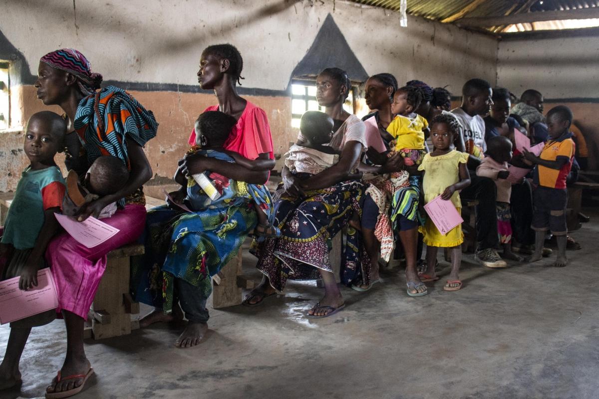 Des parents et leurs enfants attendent la vaccination dans l’aire de santé d’Etebe, dans la province de Mai-Ndombe.
© Franck Ngonga/MSF