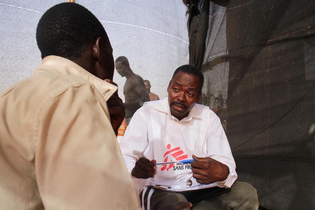 Lors d'une séance d'orientations et de conseils envers une personne migrante, à Assamaka.
 © Pape Cire Kane/MSF