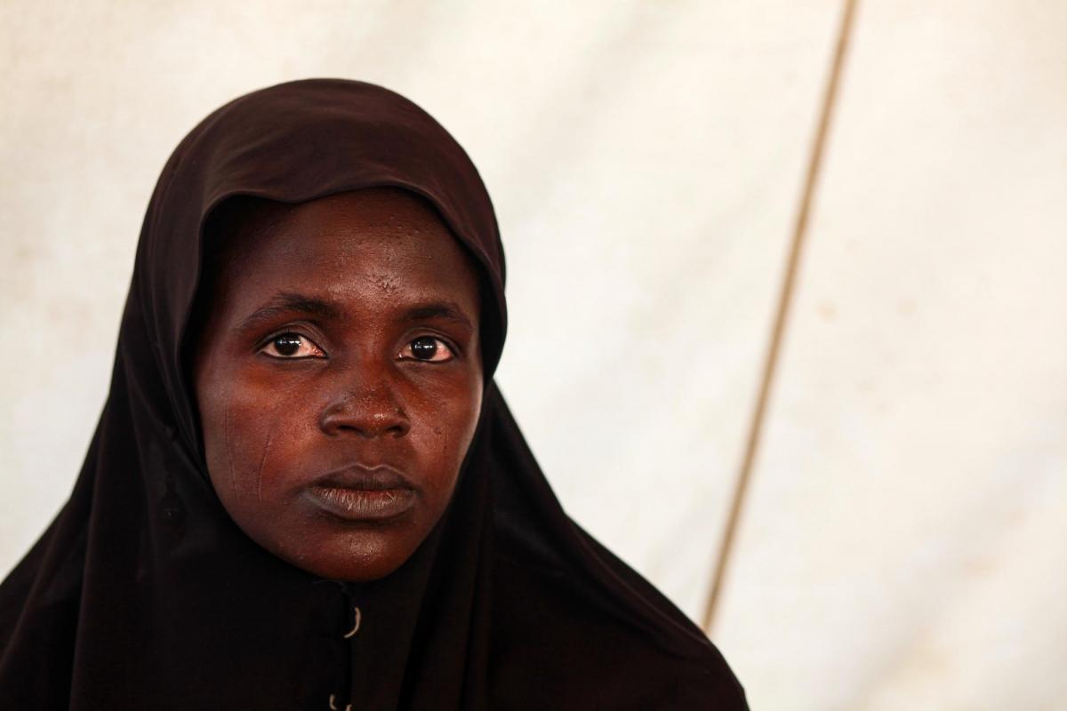 Cheffe de file des femmes, Famata vit dans le camp de déplacés de Bama. Elle est la première porte d'entrée pour les femmes qui ont subi des mauvais traitements ou sont tombées malades dans le camp.
 © Scott Hamilton/MSF