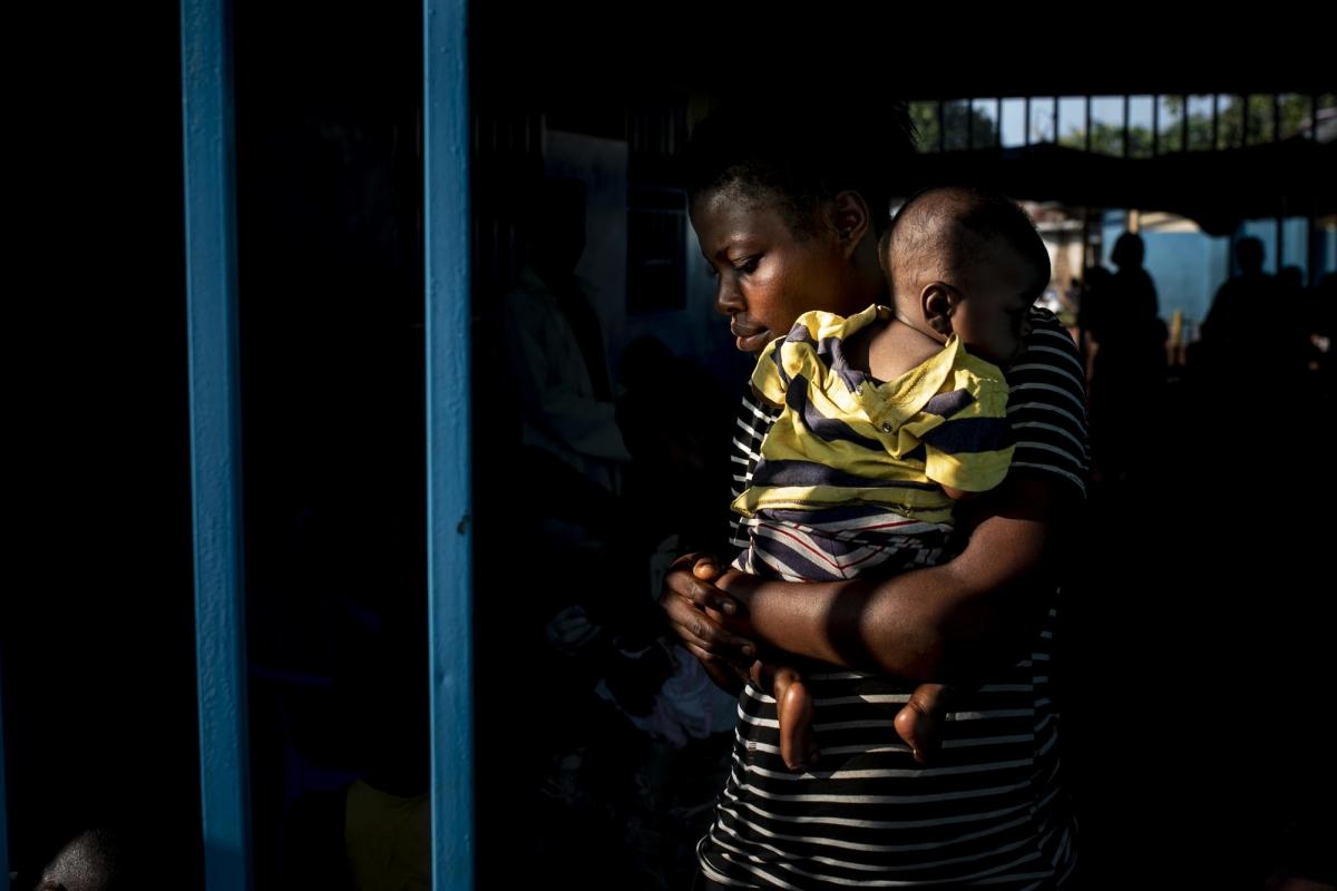 Centre de santé de Lunyeka, province du Kasaï, République démocratique du Congo. Portrait d'une mère avec son enfant quittant le centre de santé de Lunyeka après avoir été vacciné contre la rougeole par les équipes MSF.
© Pablo Garrigos/MSF