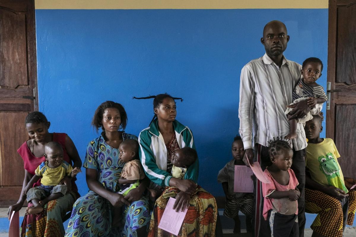 Centre de santé de Lunyeka, province du Kasaï, République démocratique du Congo. Portrait de patients qui attendent de se faire vacciner au premier jour de la campagne MSF de vaccination contre la rougeole.
© Pablo Garrigos/MSF