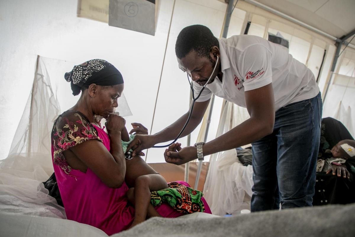 Centre de traitement de la rougeole de Mayi-Munene, province du Kasaï, République démocratique du Congo. Le Dr. Robert vérifie le rythme cardiaque d'un des enfants hospitalisés. Le personnel MSF vérifie plusieurs fois par jour l'état des enfants hospitalisés dans le centre construit pour faire face à l'épidémie de rougeole qui frappe le pays.
 © Pablo Garrigos/MSF