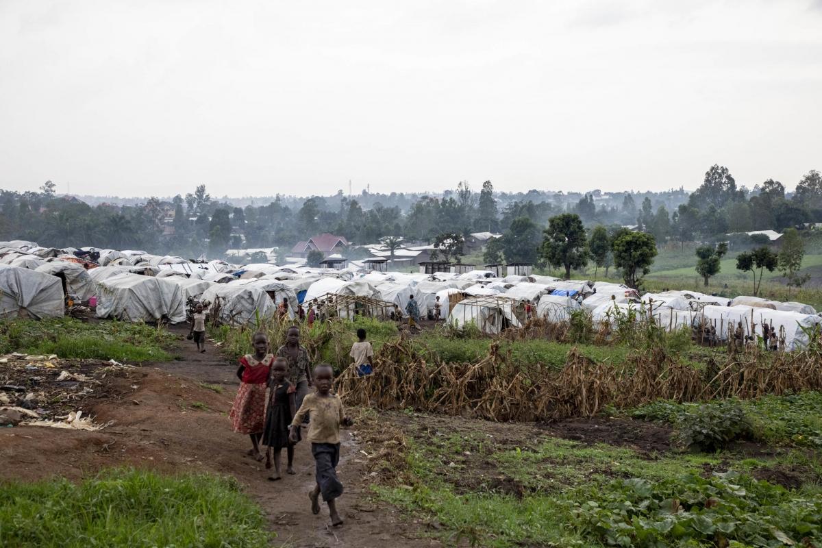 Camp pour personnes déplacées à côté de l'Hôpital Général de Bunia, province d'Ituri, République démocratique du Congo. De nombreux cas de rougeole y sont recensés.
 © Pablo Garrigos/MSF